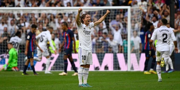 El Real Madrid se impone al FC Barcelona y se convierte en líder del