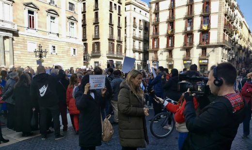 Manifestantes Protestaron Por La Ruptura De Relaciones De Barcelona Con