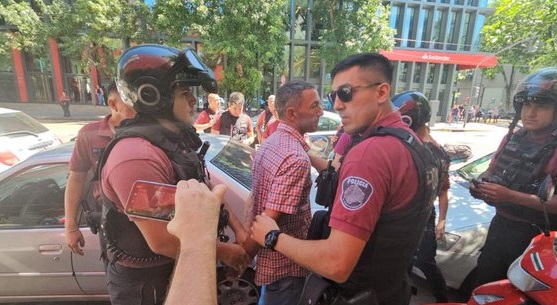 Detuvieron En La Puerta De Un Canal De Tv Al Hombre Que Le Lanz Un