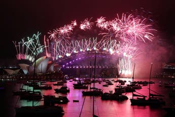 El mundo recibió el Año Nuevo con fuegos artificiales sobre calles vacías