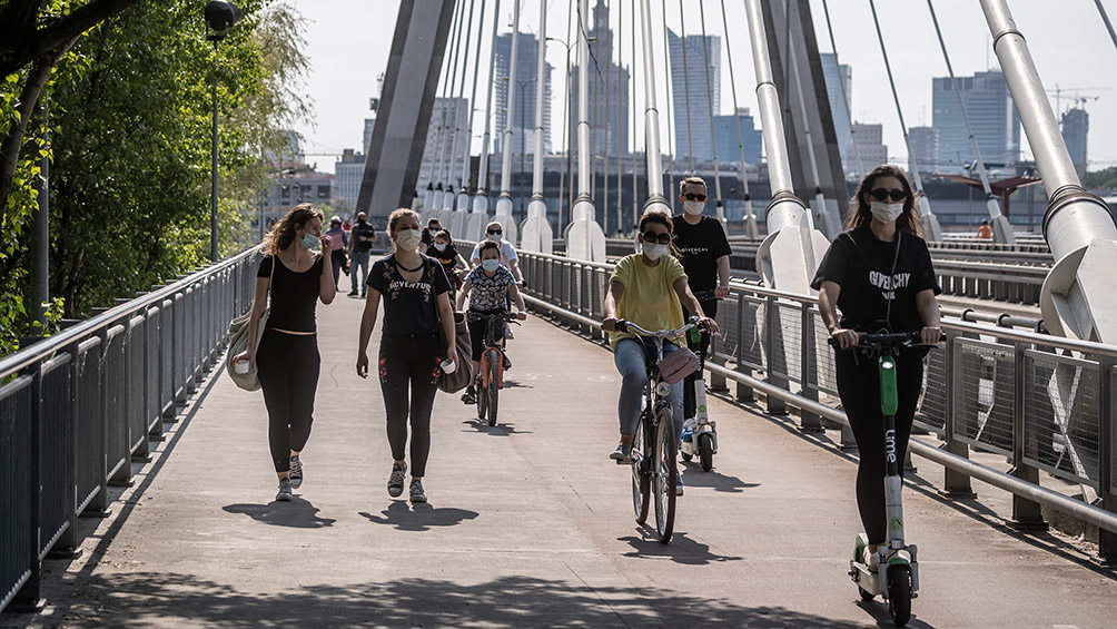 Azotado por la pandemia, el mundo recibió el 2021 con cautela y menos festejos