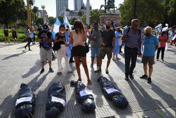 “Representan a los argentinos que murieron”: el comunicado de Jóvenes Republicanos, que montaron las “bolsas con cadáveres” en la Casa Rosada