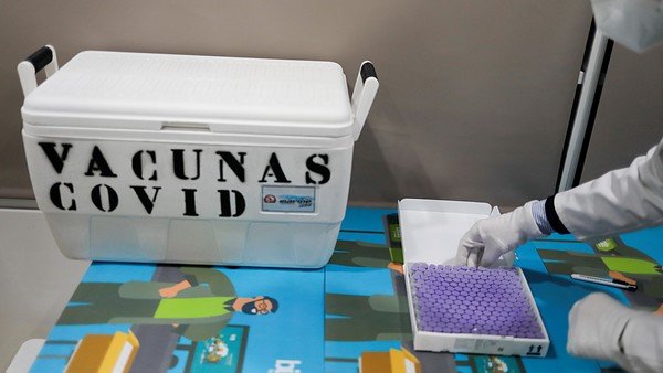 Las vacunas no alcanzan en Europa y crece el temor: ¿Cuánto se puede esperar para la segunda dosis?