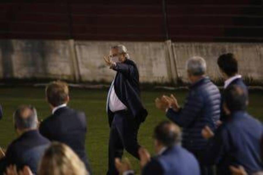 Alberto Fernández asumió en el PJ con críticas a Mauricio Macri: ”Vacunamos a los argentinos mientras otros hacen Zoom en la cama”