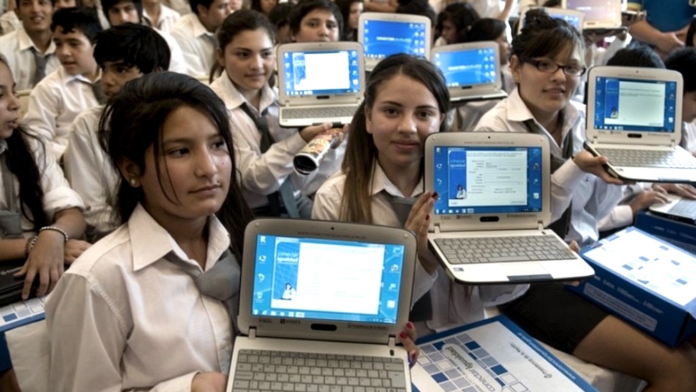 El Presidente resalto que durante la gestión anterior "se había abandonado la política de modernización digital de nuestras escuelas".