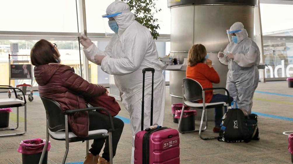 Todos los pasajeros que llegan al país desde el exterior a través del aeropuerto internacional de Ezeiza son sometidos a testeos por coronavirus.