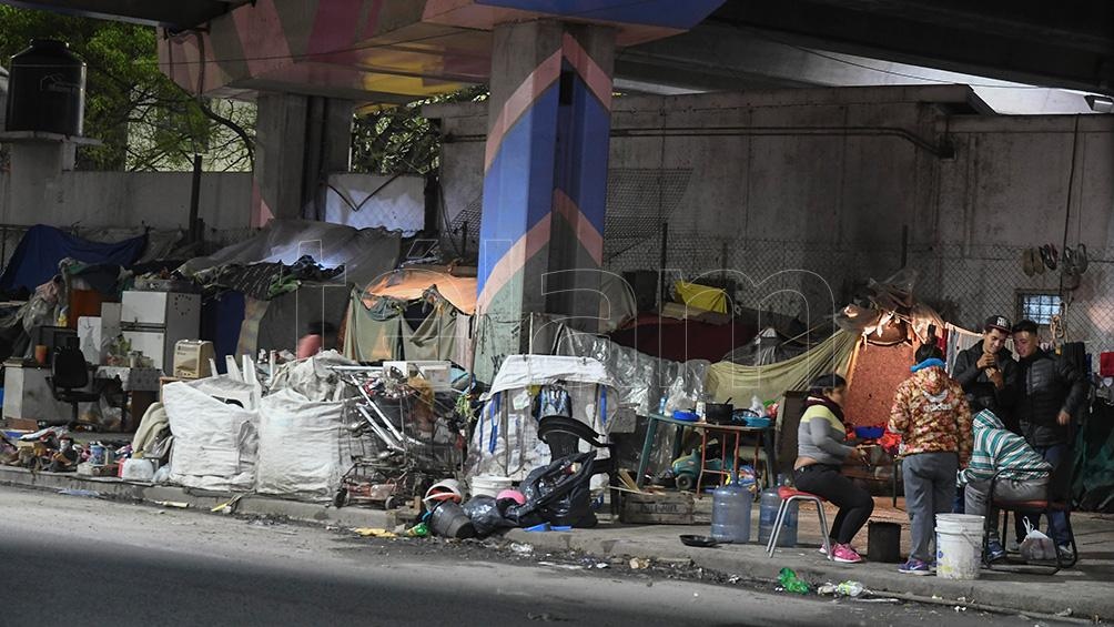 En Ciudad de Buenos Aires existen 7.251 personas en situación de calle de las cuales 5.412 no tenías acceso a paradores.