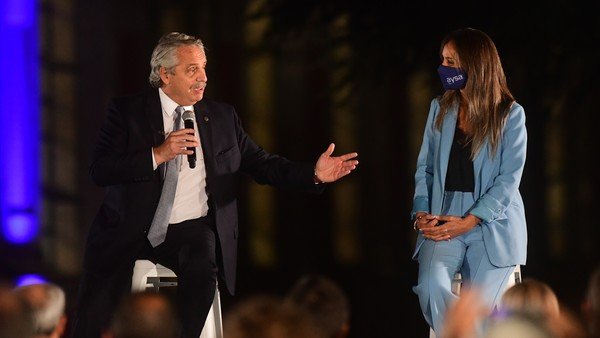 El Gobierno restringe los viajes desde y hacia Brasil y obligará a quienes regresen a pagarse el hisopado