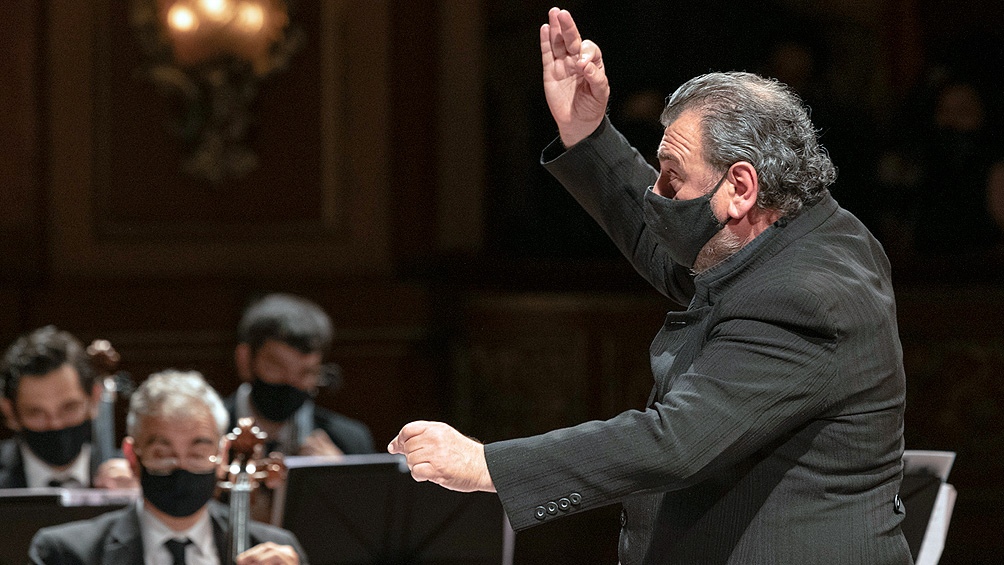 Gorelik dirigió el inicio del concierto en el que la Orquesta Estable ofrendó la "Obertura Tanguera", de Esteban Benzecry.