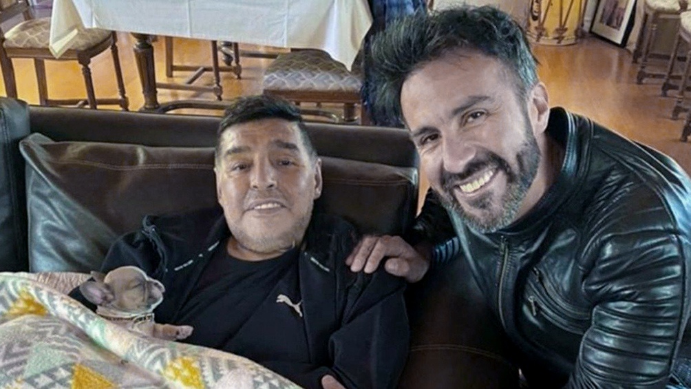 Diego Armando Maradona junto a el neurocirujano Leopoldo Luque, imputado en la causa.