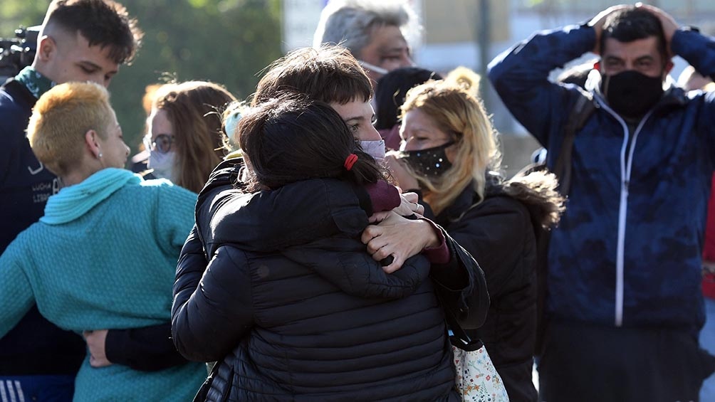 Vecinos y familiares de la pequeña festejan al conocer la noticia. 