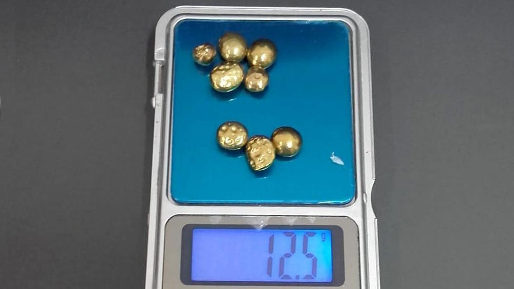 Encontraron ocho falsas pepas de oro de 12,5 gramos cada una y dos teléfonos celulares.