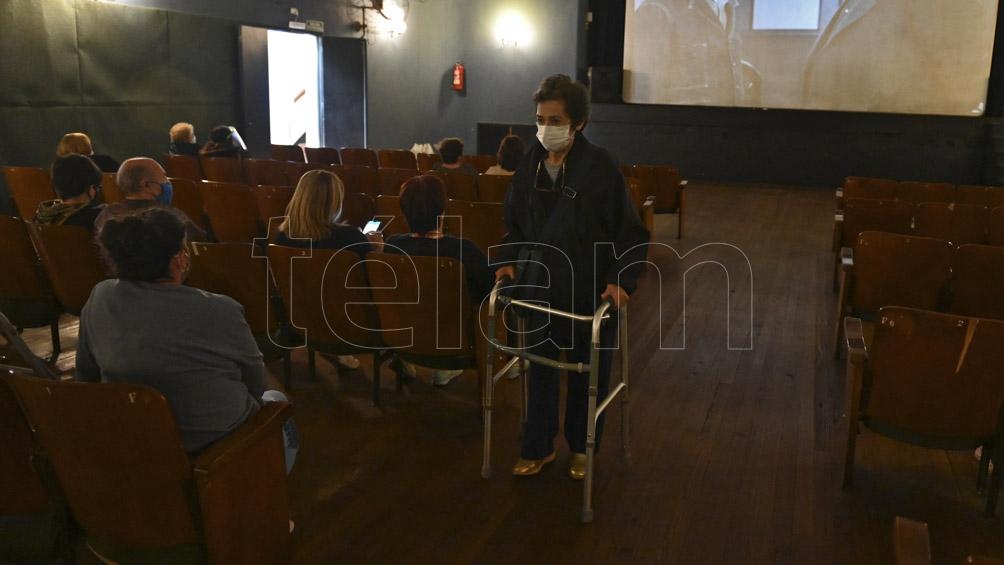 Adultos mayores miraban cortos de Chaplin mientras esperaban ser vacunados en cine de Rosario