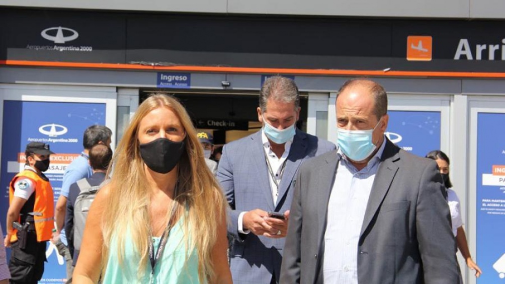 Florencia Carignano, directora de Migraciones, en el trasladado al Aeropuerto Internacional de Ezeiza de Estrada.