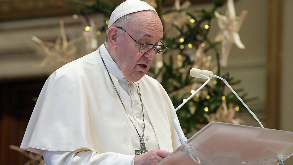 El Papa recitó sus homilías ante un centenar de fieles y 30 religiosos