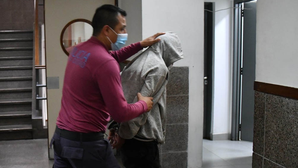 Carlos Alberto Savanz (39) fue detenido cuando circulaba en una bicicleta por Luján y llevaba en un cajón plástico a la niña.