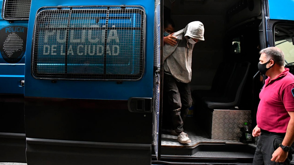 Savanz permaneció alojado en la Comisaría Comunal 1 de la Policía de la Ciudad, en la calle Suipacha y Santa Fe y fue trasladado a la sede de Investigaciones de la PFA.