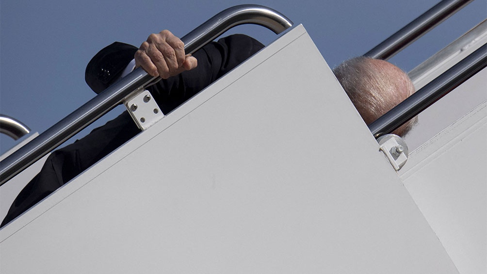 Biden tropieza al subir al avión