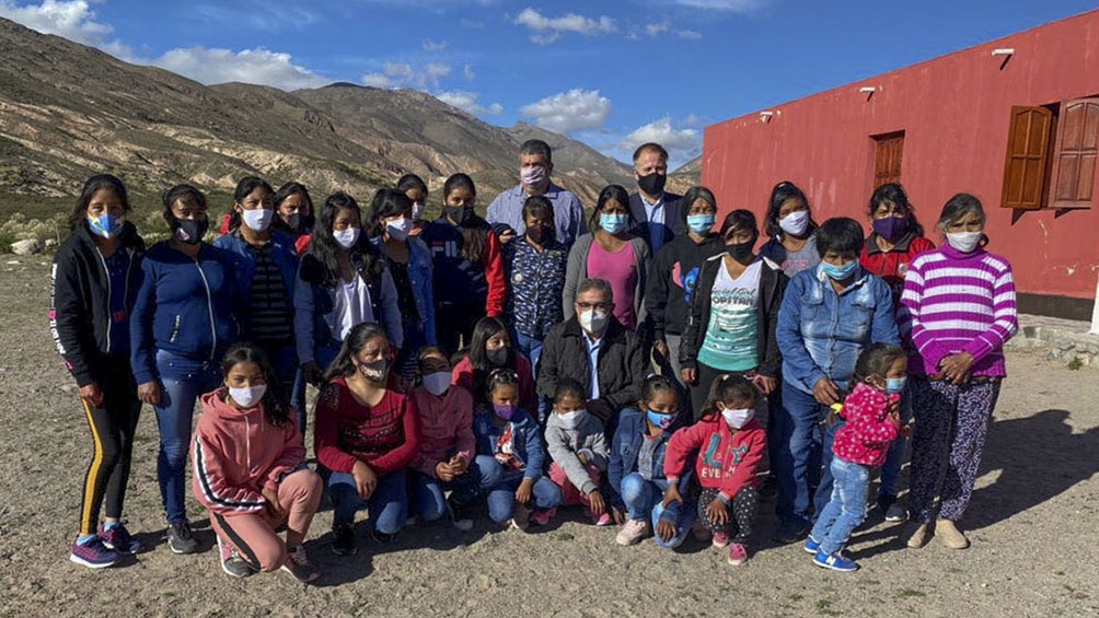 La directora de la escuela 474, Amalia Agüero impulsa la campaña "Un camino para El Tolar" .