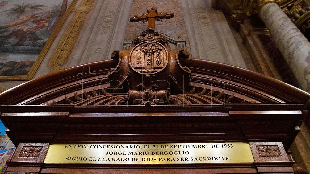 Confesionario de la Basílica San José de Flores, lugar donde Bergoglio toma la decisión de sumarse al sacerdocio.