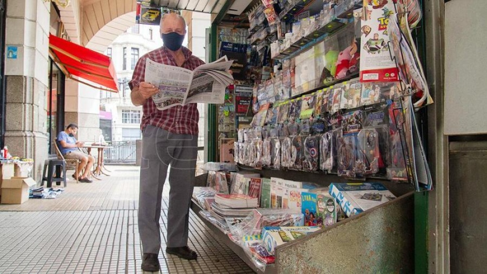 Luis Del Regno, diariero del puesto al que Francisco se acercaba todos los domingos a retirar personalmente su diario.