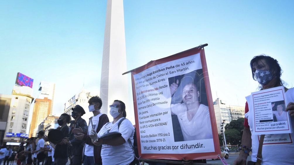 Familiares y conocidos de Hugo Esteban Peña marcharon al Obelisco por su pronta aparición.