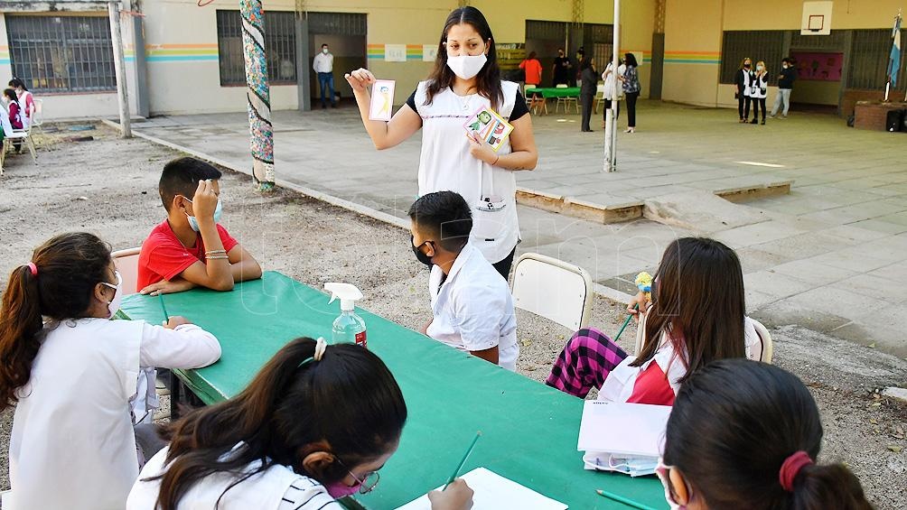 La jornada escolar será de 4 horas, incluyendo tiempos de descanso.