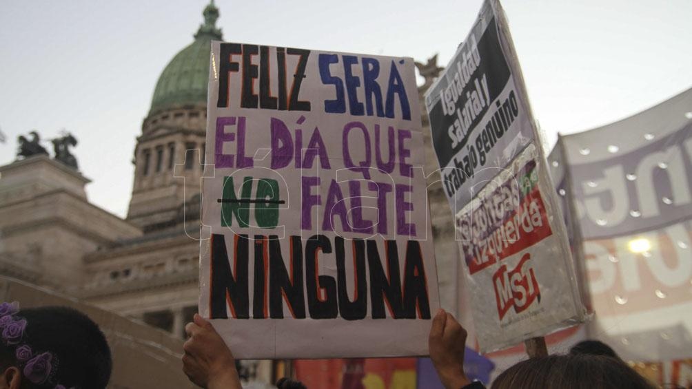 Masiva marcha frente al Congreso.