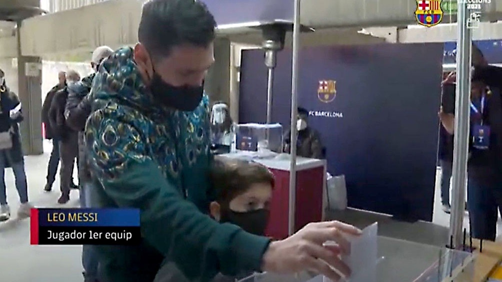  Lionel Messi, junto a su hijo Thiago, concurrió este domingo al estadio Camp Nou a votar en las elecciones del Barcelona