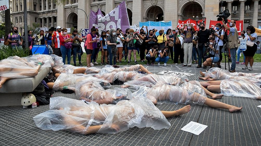 Cuerpos desnudos embalados con plástico transparente en la última marcha por el asesinato de Ursula Bahilo.