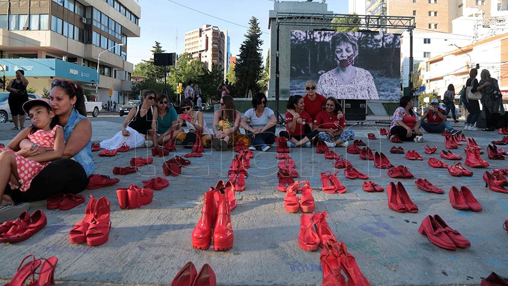 Los zapatos rojos se distribuyen y marcan la ausencia de los cuerpos asesinados que no pueden ya manifestarse.