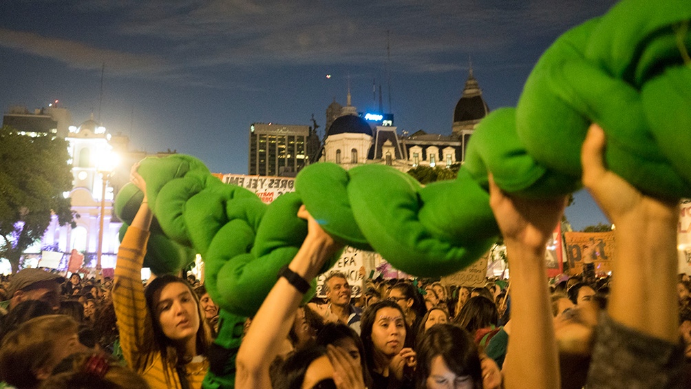 La máxima expresión de los cuerpos se traduce en un todo performático, esa marea verde de vida que involucra desde individualidades a cuerpos colectivos intervenidos.