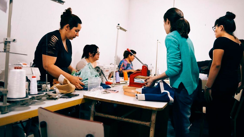 El proyecto textil nació en un taller de contención social del barrio.