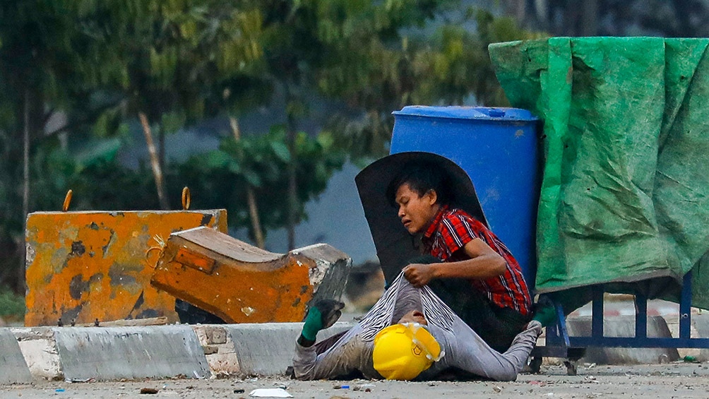 Se contabilizan más de 2.000 detenidos desde el golpe militar, entre ellos Auung San Suu Kyi, premio Nobel de la Paz 1991 y dirigente de hecho del Gobierno birmano hasta el golpe del 1 de febrero, quien se encuentra detenida en un lugar secreto.