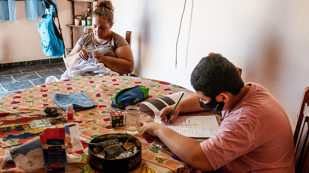 Seguimos trabajando junto a mamá que también trabaja en sus quehaceres.