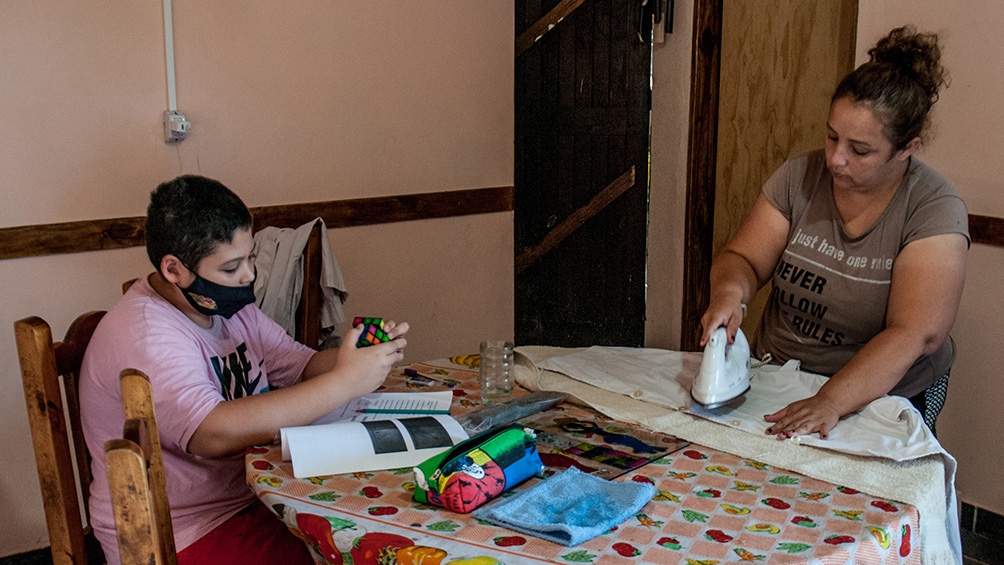 Con mamá, que ayuda a resolver las diferentes actividades.