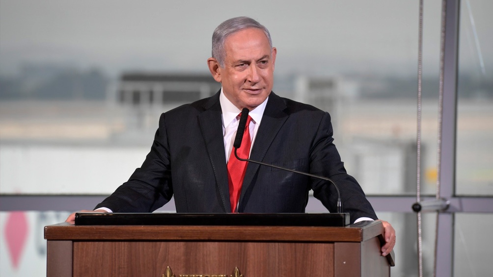 Con 71 años e inculpado por corrupción en varios casos que desataron protestas en su contra, Netanyahu lanzó su campaña siendo el primer vacunado del país en vivo ante las cámaras de televisión.