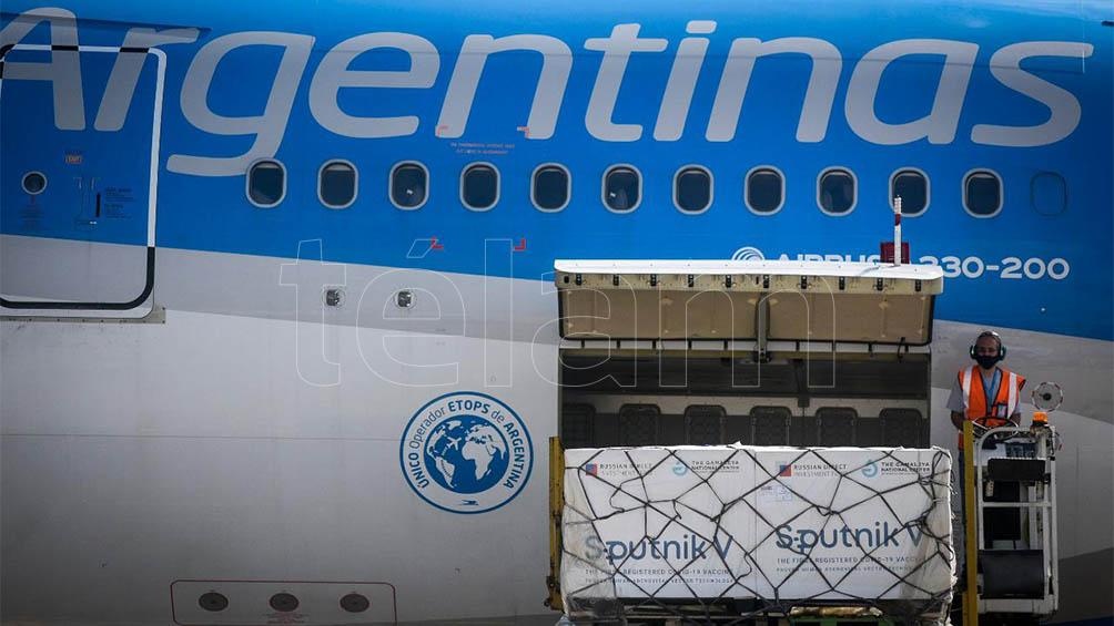 El undécimo vuelo de Aerolíneas Argentinas parte a la madrugada para traer vacunas desde Moscú.