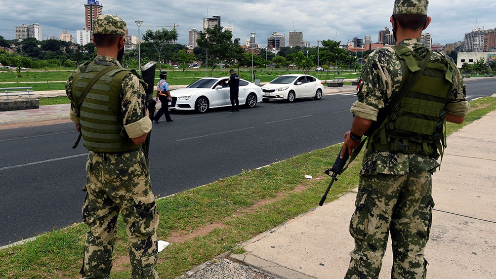 La Policía hacía controles aleatorios en Asunción y en Central, donde piden a las personas certificados para circular.