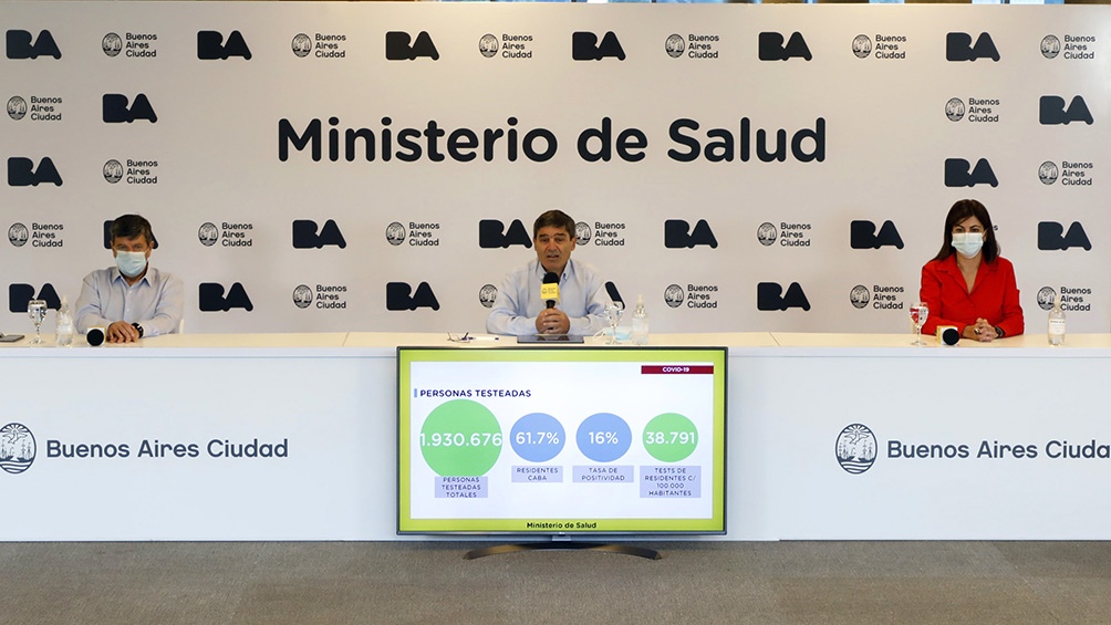 "Estas cepas lo que tienen es mayor contagio por aerosol porque tienen más carga viral las personas que lo tienen", dijo Quirós.