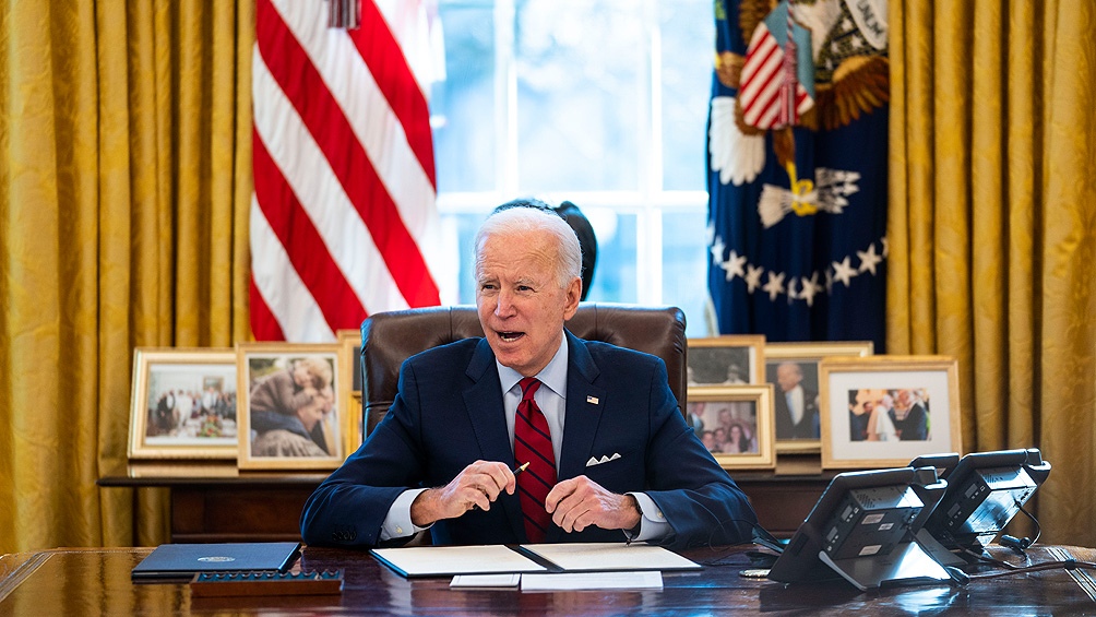 "Pagará un precio" por las presuntas interferencias electorales, amenazó Biden.