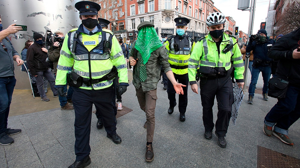 Varios detenidos en Dublin en protestas contra el confinamiento en el Día de San Patricio ...
