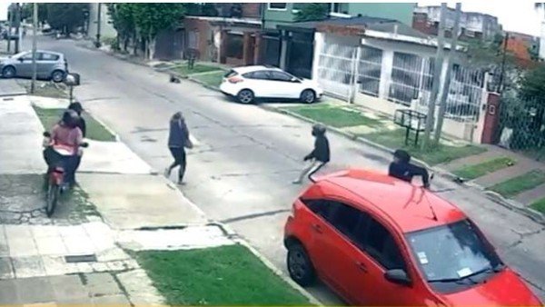 Video: motochorros intentaron robarle el auto y le gatillaron en la cabeza cuando estaba en el piso