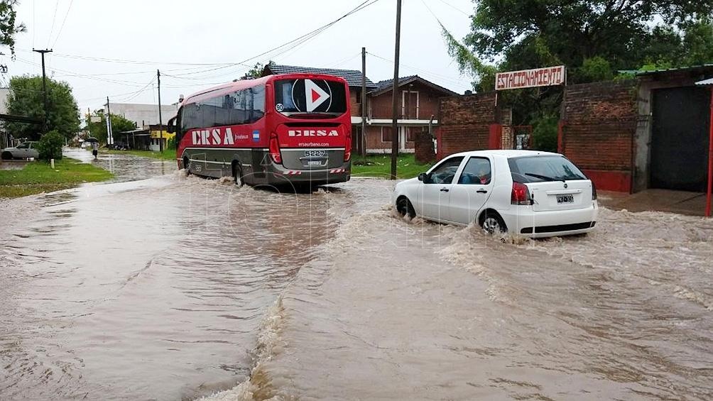 Las tormentas pueden estar acompañadas por importante actividad eléctrica, ráfagas intensas, ocasional caída de granizo y principalmente abundante caída de agua.