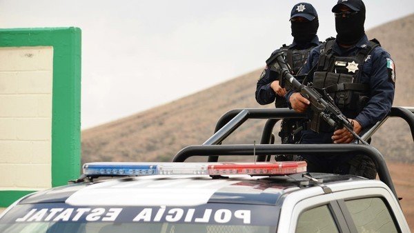 Asesinan e incineran a tres policías en el sur de México