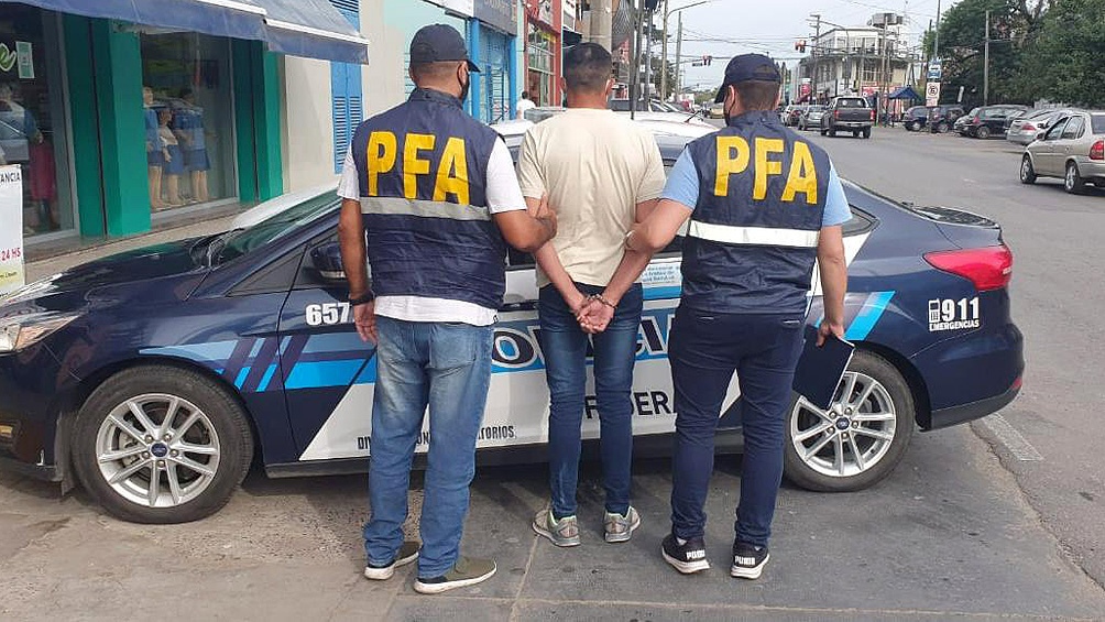 La captura del acusado, identificado como Silvero Verón, fue realizada por los agentes federales de la División Asuntos Migratorios 