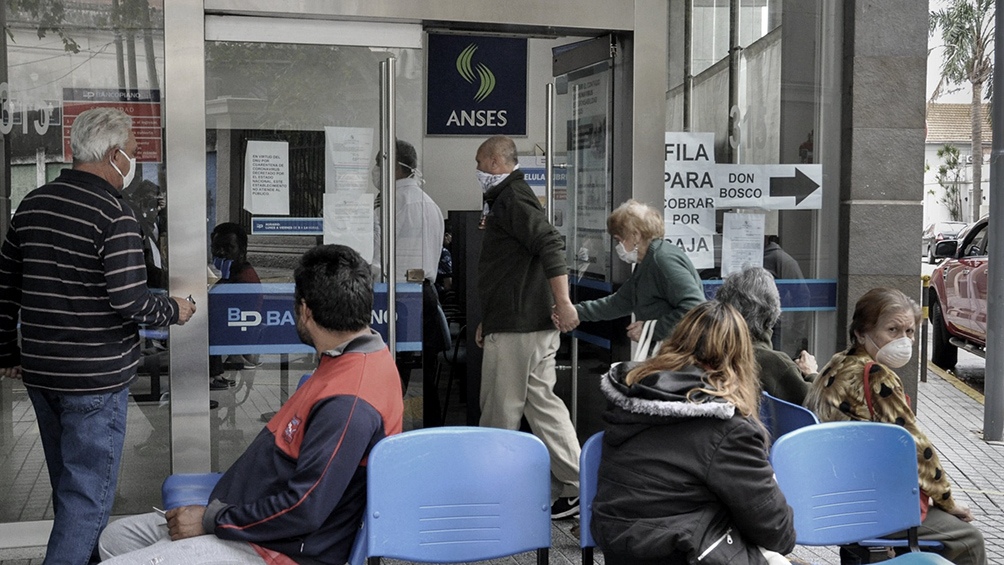 Los jubilados y pensionados cobran el beneficio correspondiente a abril en las sucursales bancarias por ventanilla