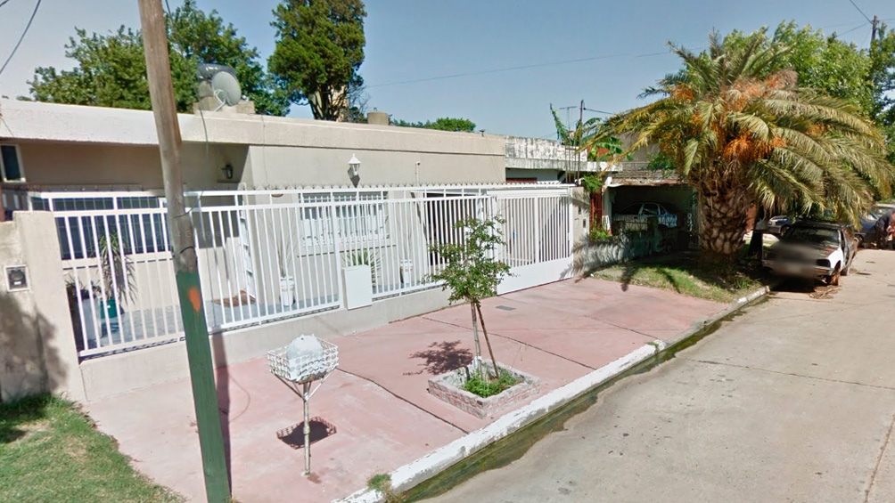 El frente de la casa donde estaba estacionado el auto en el que Viviana Giménez fue asesinada.