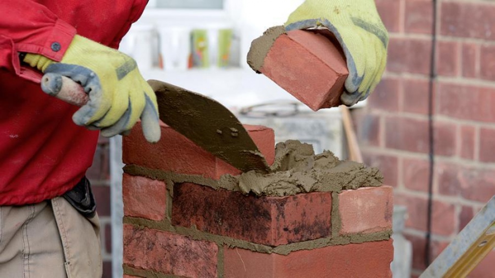 El régimen alcanza a obras privadas nuevas como construcciones, ampliaciones e instalaciones, entre otras, o que a la fecha de entrada en vigencia de esta ley posean un grado de avance inferior al 50% de la finalización de la obra.