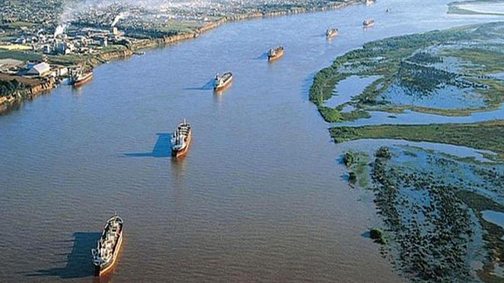 Canal Magdalena es una franja natural del estuario sur del Río de la Plata que posee una profundidad de 4,50 metros.